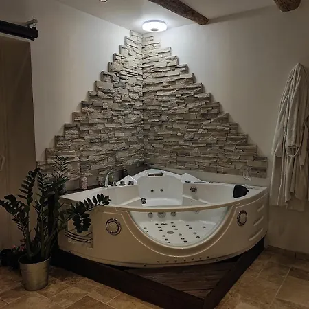 De Charme Et Son Jacuzzi En Pleine Nature Casa de Férias Beaux