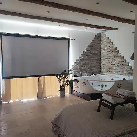 De Charme Et Son Jacuzzi En Pleine Nature Casa de Férias